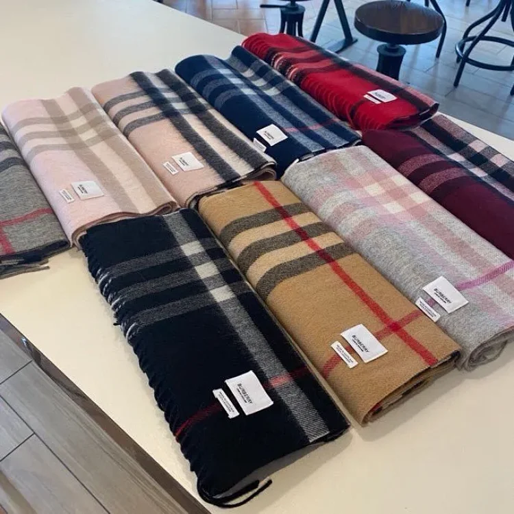Burberry Scarf · Doplňky