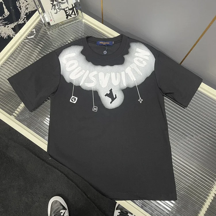 Louis Vuitton Tee · قمصان تي شيرت