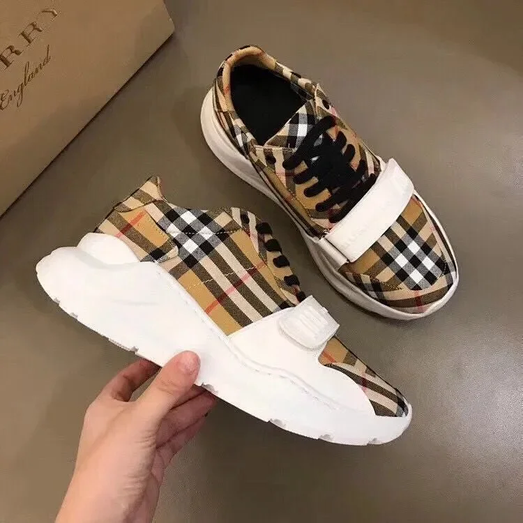 BURBERRY · Boty a pantofle