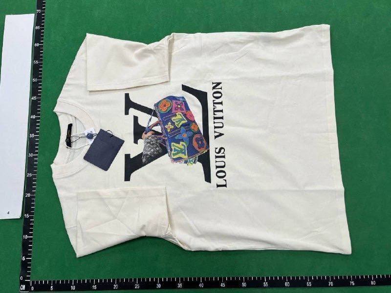 Louis Vuitton tee · قمصان تي شيرت