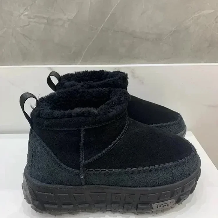 UGG Boots · Boty a pantofle