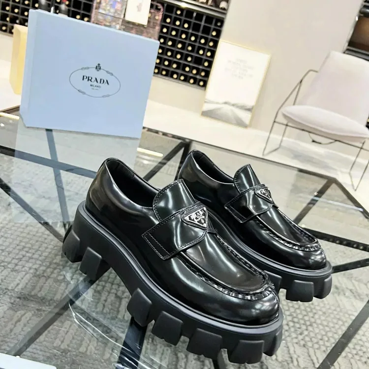 PRADA · Boty a pantofle