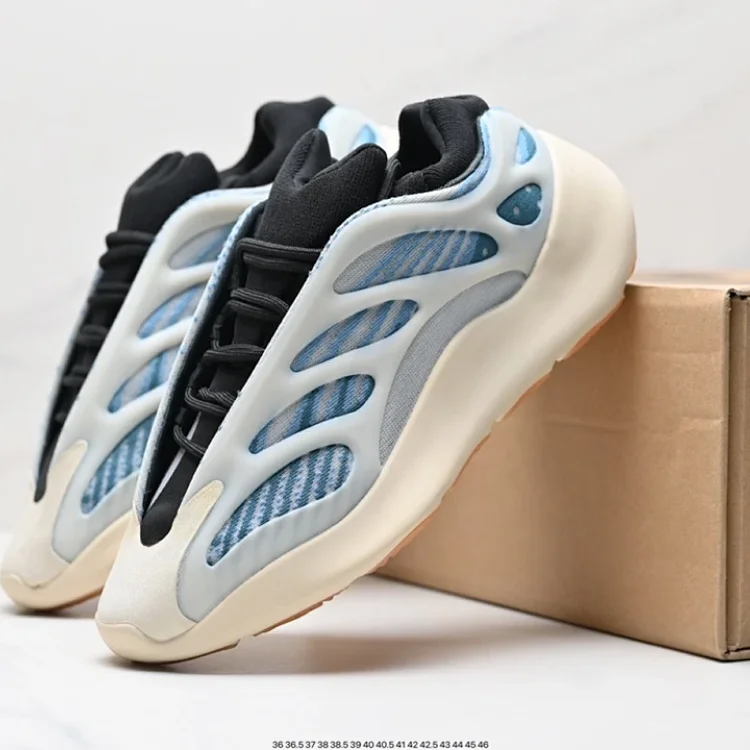 Adidas Yeezy 700 · Schuhe & Slipper