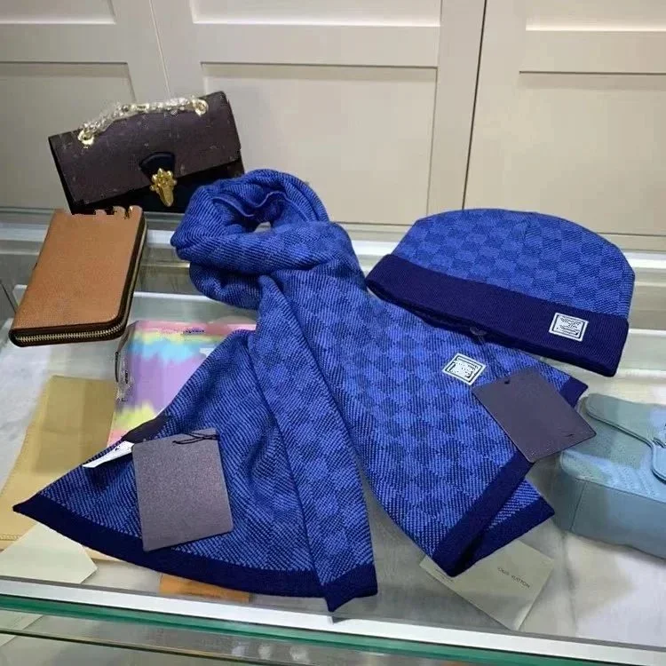 Louis Vuitton Scarf · Accessoires