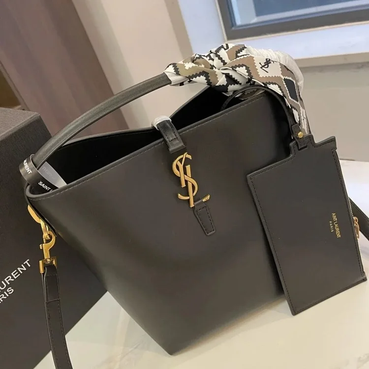 Saint Laurent YSL Monogram Tote · Bolsos