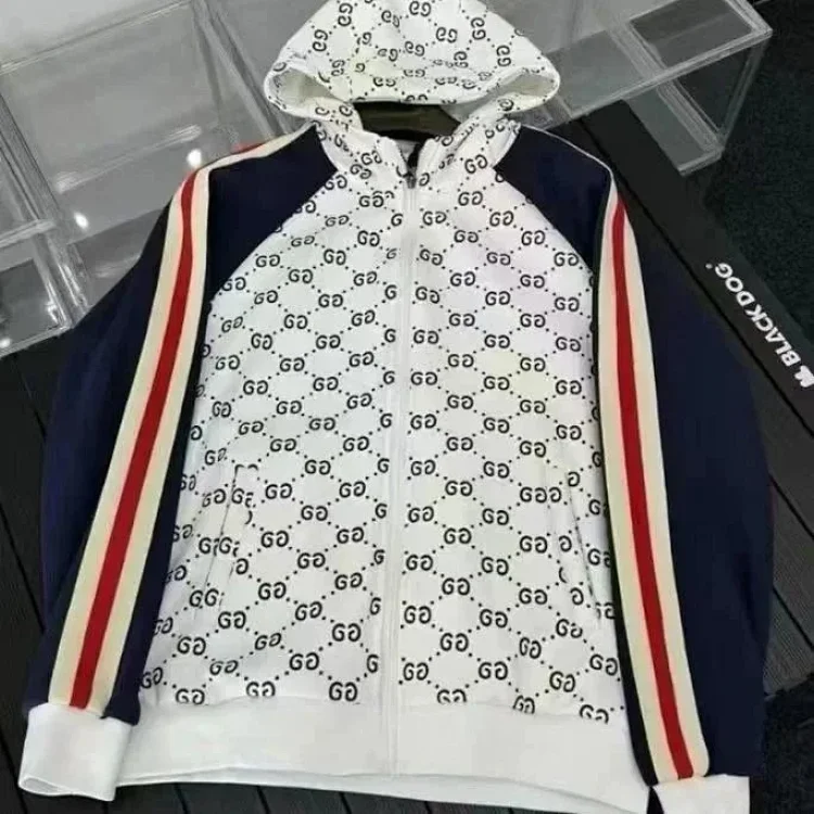 gucci Moncler Burberry THE NORTH FACE · Accesorios