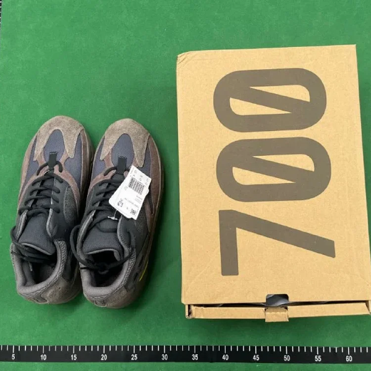 YEEZY700 · Schuhe & Slipper